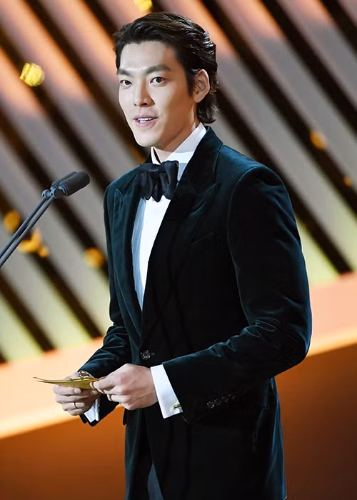 Trước khi công bố tên người chiến thắng, Kim Woo Bin chia sẻ, trong vài năm trở lại đây, sức khỏe của anh không tốt. Nam diễn viên gửi lời cảm ơn đến khán giả ủng hộ và động viên anh vượt qua bệnh ung thư vòm họng.