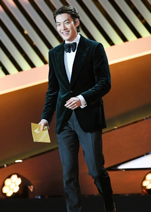 Nam diễn viên phim "Người thừa kế" trông khá gầy nhưng tươi tắn.