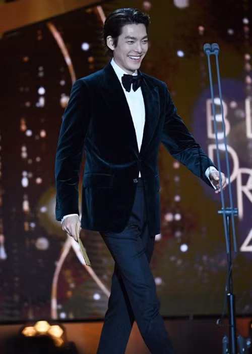 Tối ngày 21/11, khi có mặt tại lễ trao giải Rồng xanh lần thứ 40, Kim Woo Bin trở thành tâm điểm của sự chú ý bởi đây là lần đầu tiên anh công khai xuất hiện sau 2 năm điều trị ung thư.