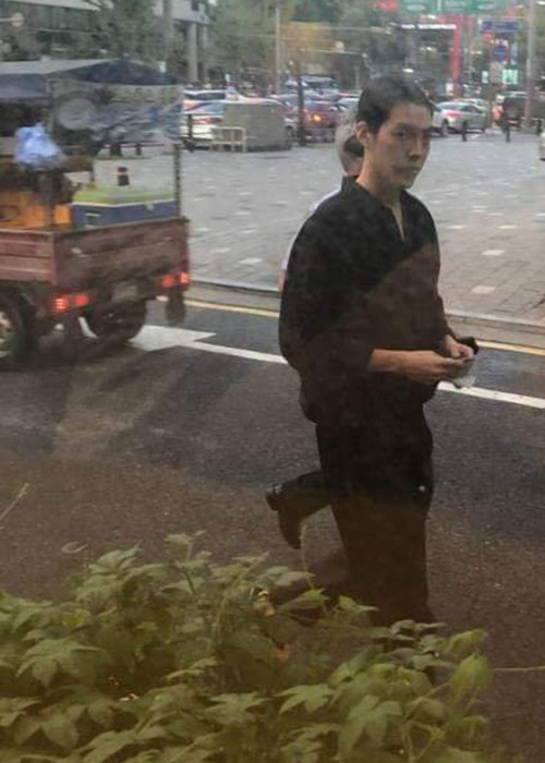 Trong 2 năm qua, Kim Woo Bin dừng mọi hoạt động nghệ thuật để điều trị bệnh ung thư.