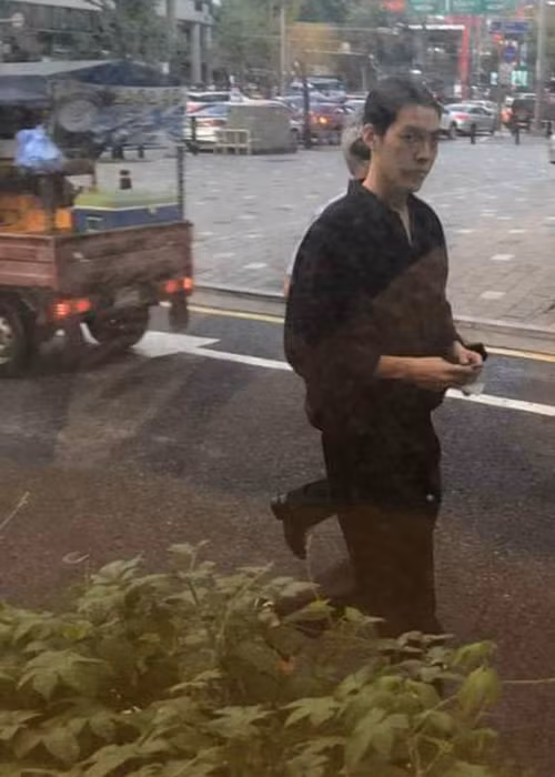 Trong 2 năm qua, Kim Woo Bin dừng mọi hoạt động nghệ thuật để điều trị bệnh ung thư.