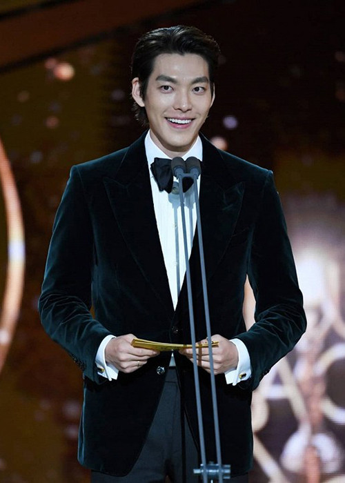 Hình ảnh Kim Woo Bin rạng rỡ trong vai trò người công bố giải thưởng.