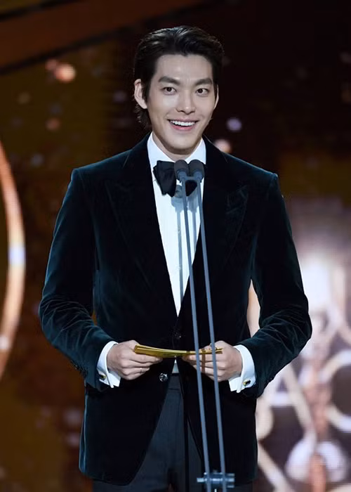Hình ảnh Kim Woo Bin rạng rỡ trong vai trò người công bố giải thưởng.