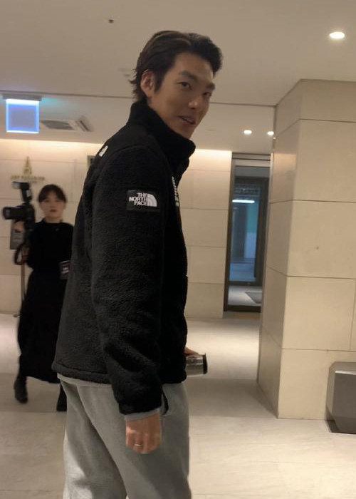 Ở hậu trường lễ trao giải, Kim Woo Bin tỏ ra thân thiện với người hâm mộ. Đáng chú ý, anh đeo một chiếc nhẫn trơn trên ngón áp út khiến nhiều người tò mò về mối quan hệ giữa anh và bạn gái Shin Min Ah.