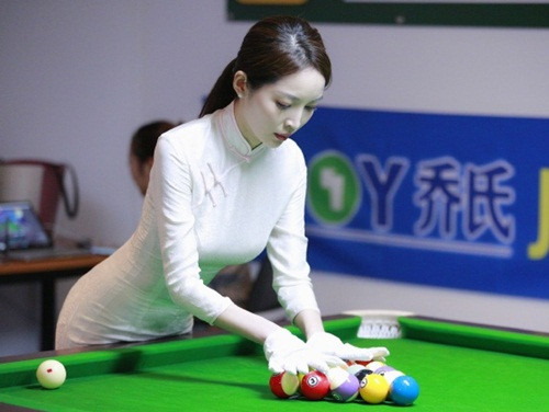 Dù chỉ nghiêm mặt và đứng bên cạnh quan sát các trận đấu nhưng nhan sắc xinh đẹp không thua diễn viên, ca sĩ của nữ trọng tài vẫn đủ khiến cô trở thành tâm điểm chú ý của mọi người.