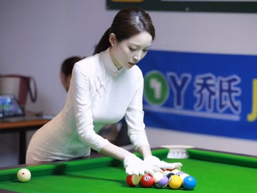 Dù chỉ nghiêm mặt và đứng bên cạnh quan sát các trận đấu nhưng nhan sắc xinh đẹp không thua diễn viên, ca sĩ của nữ trọng tài vẫn đủ khiến cô trở thành tâm điểm chú ý của mọi người.