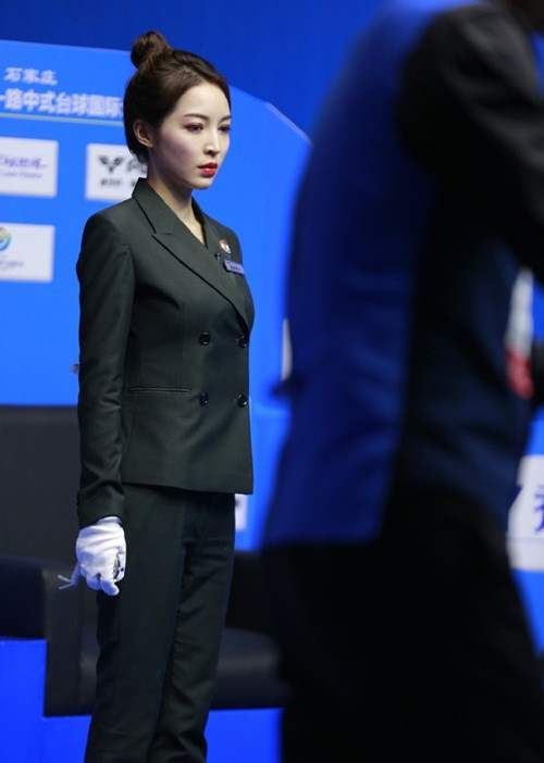 Có người còn nói đùa: "Trọng tài xinh đẹp như vậy, cơ thủ làm sao chuyên tâm thi đấu đây".