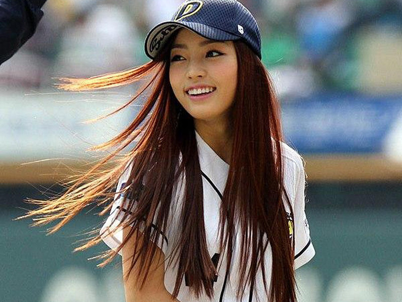 Nữ ca sĩ chịu cảnh bạo lực học đường chỉ vì quá xinh đẹp.