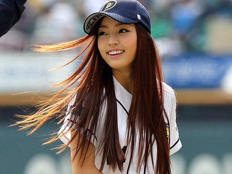 Nữ ca sĩ chịu cảnh bạo lực học đường chỉ vì quá xinh đẹp.