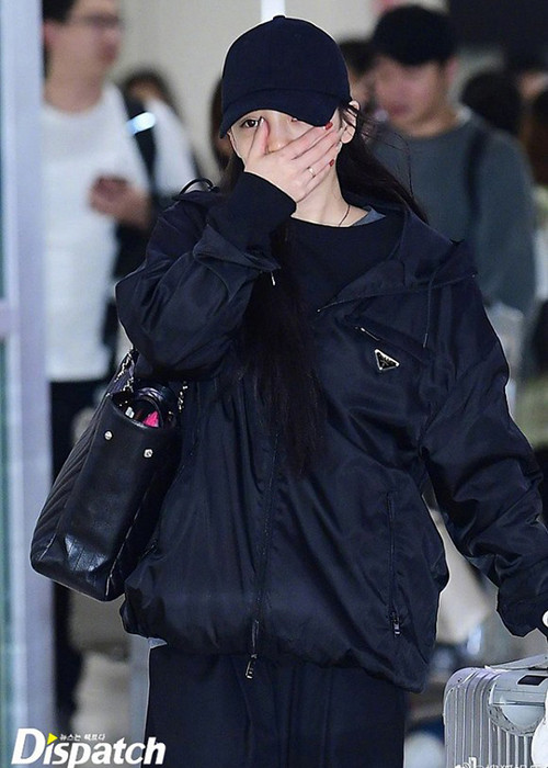 Goo Hara được cho là ở hàng giờ bên mộ phần của Sulli.