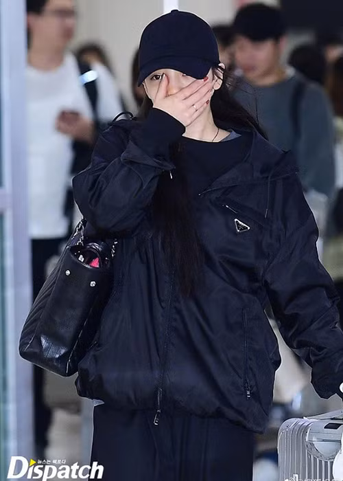 Goo Hara được cho là ở hàng giờ bên mộ phần của Sulli.