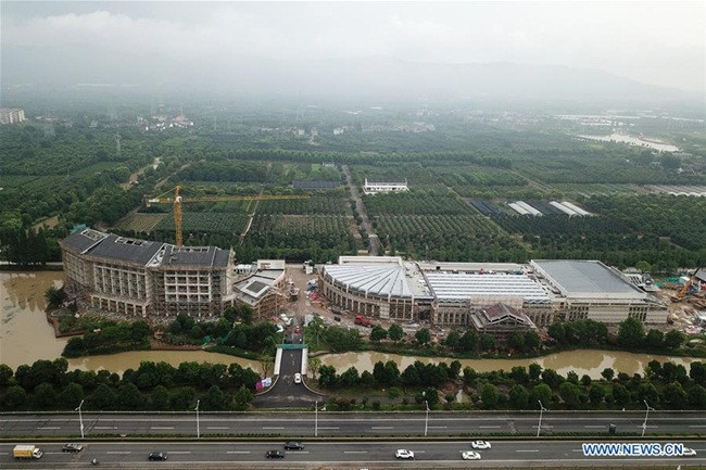 Ảnh chụp từ trên cao một dự án khách sạn và một dự án sinh thái ở làng Tengtou năm 2018.