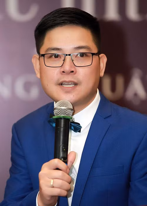 Trước khi rời VTV, BTV Kỳ Vọng được khán giả biết đến là người dẫn chương trình Chào buổi sáng VTV1. Anh quyết định nghỉ việc vào năm 2016, sau hơn 10 năm gắn bó.