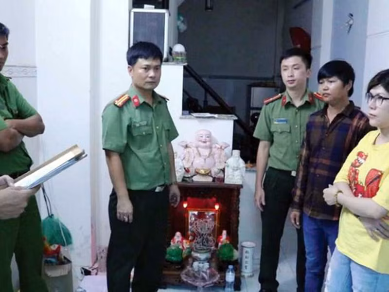 Thu 36.000 USD, nu giam doc dua nguoi di long vong de vuot bien vao My