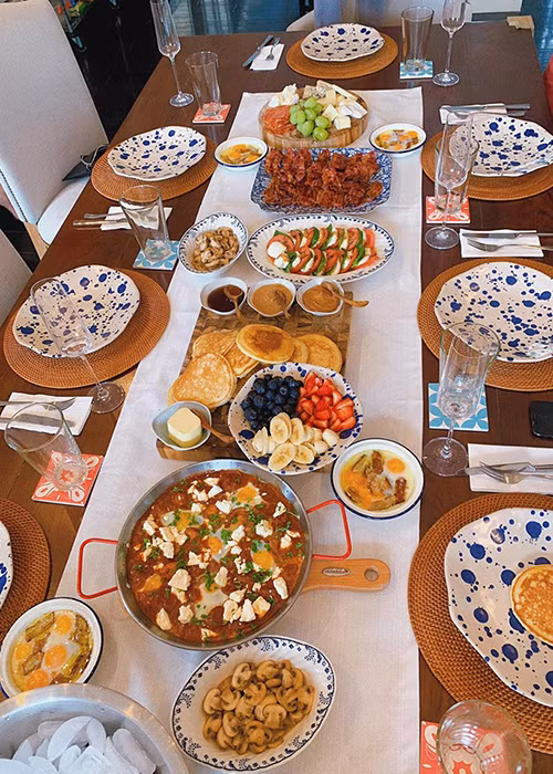 Quang Tuyến cho biết, Hà Tăng ăn suốt ngày từ các món cô tự làm, các món cần kiểm tra tại nhà hàng, các món mẹ cô nấu.