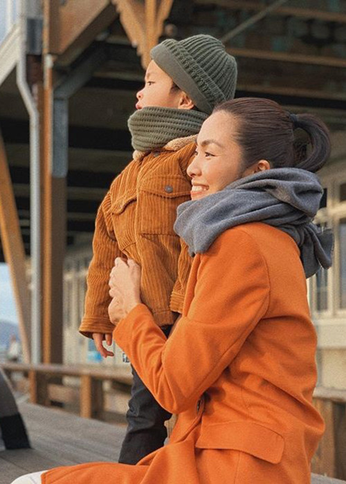 "Mấy năm nay tự tay chăm hai đứa con nhỏ nên cứ lâu lâu đầy đặn xíu, thì chỉ cần qua 1 cơn cảm sốt của hai đứa nhỏ là em ấy lại khô queo lại như thường", Quang Tuyến chia sẻ.