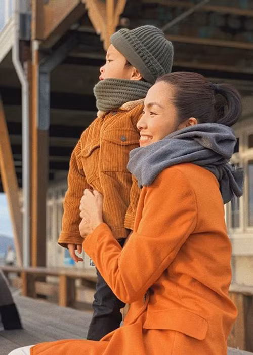 "Mấy năm nay tự tay chăm hai đứa con nhỏ nên cứ lâu lâu đầy đặn xíu, thì chỉ cần qua 1 cơn cảm sốt của hai đứa nhỏ là em ấy lại khô queo lại như thường", Quang Tuyến chia sẻ.