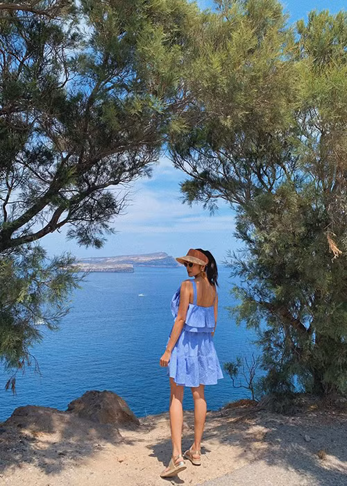 Hà Tăng thường xuyên để lộ đôi chân khẳng khiu.