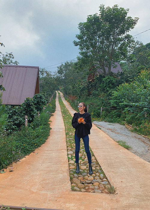 Tăng Thanh Hà nhiều lần khiến khán giả lo lắng vì thân hình gầy gò, trông có vẻ thiếu sức sống.