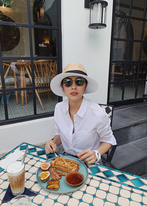 "Thật ra là không hề giảm cân tí nào! Được cái là "thần mi nhon" độ, nên được ăn cả thế giới không lo "béo", Quang Tuyến chia sẻ về Hà Tăng.