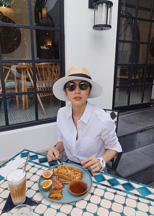 "Thật ra là không hề giảm cân tí nào! Được cái là "thần mi nhon" độ, nên được ăn cả thế giới không lo "béo", Quang Tuyến chia sẻ về Hà Tăng.