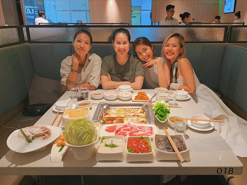 Tăng Thanh Hà còn thường xuyên tụ tập bạn bè ăn uống.