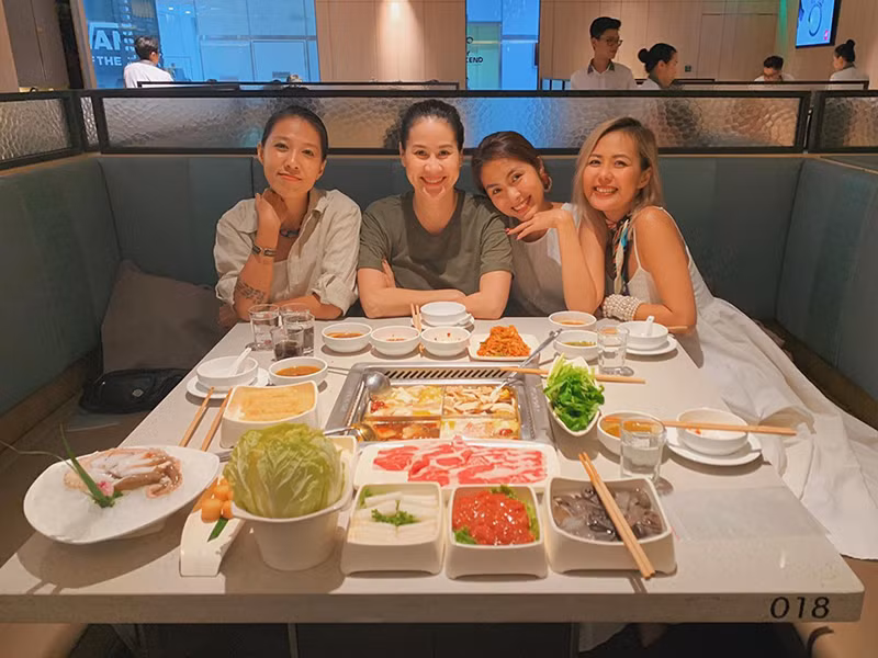 Tăng Thanh Hà còn thường xuyên tụ tập bạn bè ăn uống.