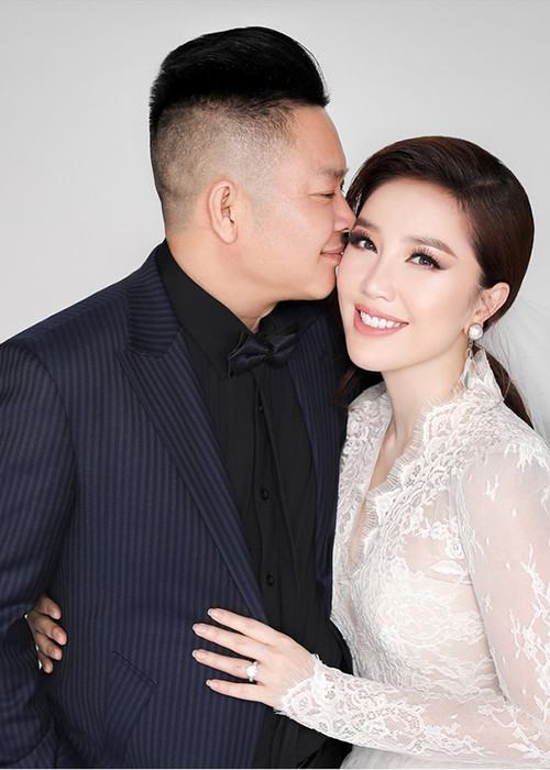 Chồng sắp cưới của Bảo Thy tên Phan Lĩnh. Anh lớn tuổi hơn Bảo Thy, là doanh nhân gốc Hà Tĩnh. Phan Lĩnh vốn là bạn làm ăn của gia đình Bảo Thy, được gia đình cô quý mến. Tuy nhiên, sau một thời gian dài quen biết, cặp đôi mới nảy sinh tình cảm rồi hẹn hò. Ảnh: PLO