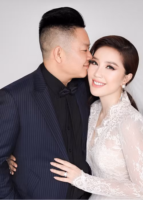 Chồng sắp cưới của Bảo Thy tên Phan Lĩnh. Anh lớn tuổi hơn Bảo Thy, là doanh nhân gốc Hà Tĩnh. Phan Lĩnh vốn là bạn làm ăn của gia đình Bảo Thy, được gia đình cô quý mến. Tuy nhiên, sau một thời gian dài quen biết, cặp đôi mới nảy sinh tình cảm rồi hẹn hò. Ảnh: PLO