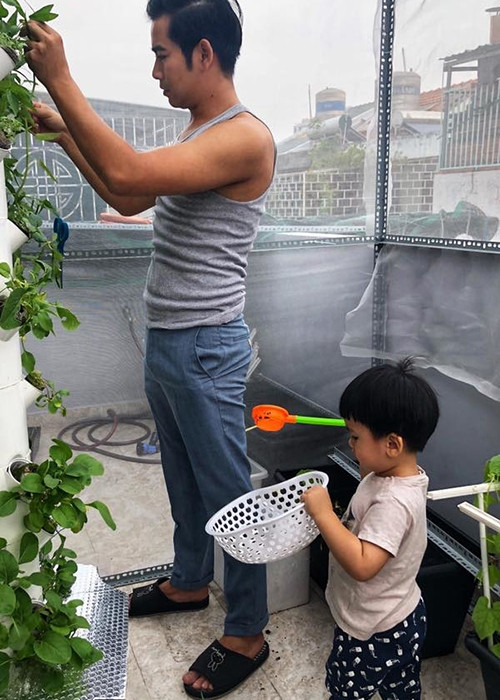 Sau khi ly hôn, Thanh Bình chia sẻ, anh và Ngọc Lan vui vẻ là bạn, cùng chung tay dạy dỗ nuôi nấng con trai.