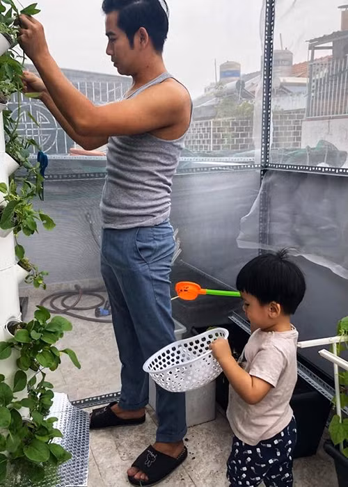 Sau khi ly hôn, Thanh Bình chia sẻ, anh và Ngọc Lan vui vẻ là bạn, cùng chung tay dạy dỗ nuôi nấng con trai.