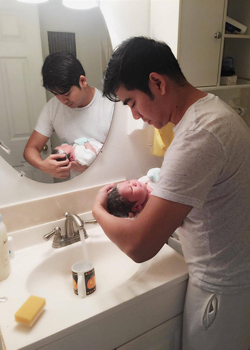 Nam diễn viên còn phụ giúp Ngọc Lan chăm sóc con trai từ khi cậu nhóc mới chào đời.