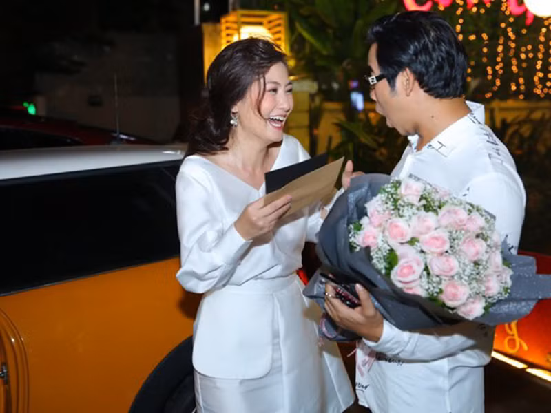 Về chung một nhà, Thanh Bình càng chiều chuộng Ngọc Lan. Anh từng 2 lần chi tiền mua xe hơi tặng vợ. Ngoài ra, nam diễn viên còn xây biệt thự 5 tầng cho vợ con.