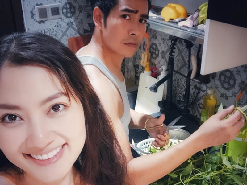 Vì Ngọc Lan không khéo nấu ăn, Thanh Bình là người lo liệu chuyện cơm nước.