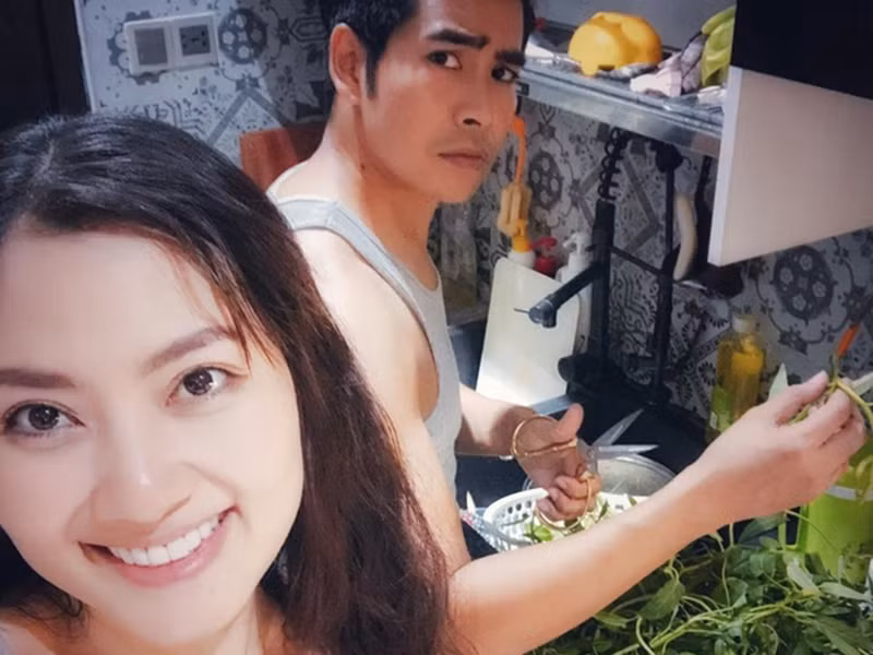 Vì Ngọc Lan không khéo nấu ăn, Thanh Bình là người lo liệu chuyện cơm nước.