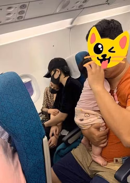 Mới nhất, cư dân mạng lan truyền hình ảnh được cho là của Hoàng Thùy Linh và Gil Lê trên máy bay. Ảnh: Zing