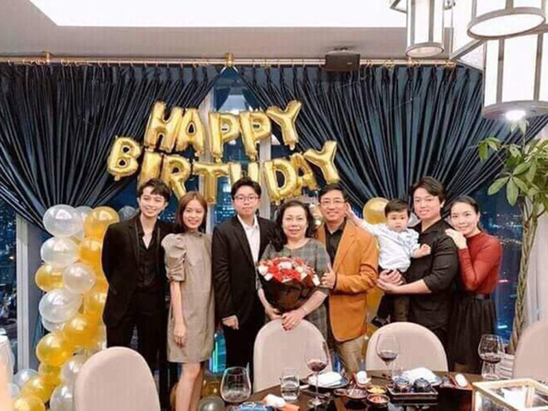 Gần đây, Hoàng Thùy Linh dự tiệc sinh nhật của mẹ Gil Lê. Đáng chú ý, chiếc bánh Hoàng Thùy Linh tặng mẹ của Gil Lê ghi: "Chúc mừng sinh nhật má".