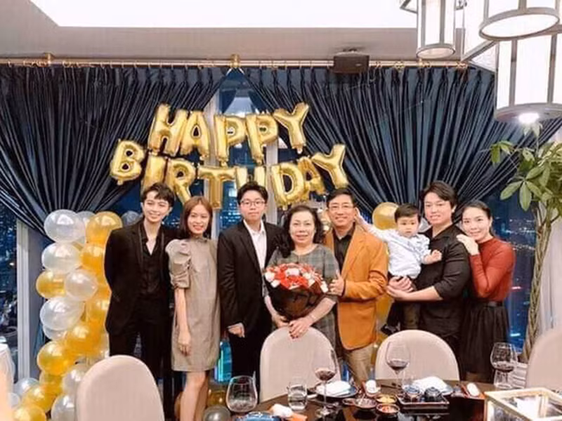 Gần đây, Hoàng Thùy Linh dự tiệc sinh nhật của mẹ Gil Lê. Đáng chú ý, chiếc bánh Hoàng Thùy Linh tặng mẹ của Gil Lê ghi: "Chúc mừng sinh nhật má".