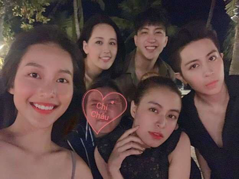 Khi chụp ảnh cùng bạn bè, cặp đôi tin đồn gần như luôn đứng sát nhau.