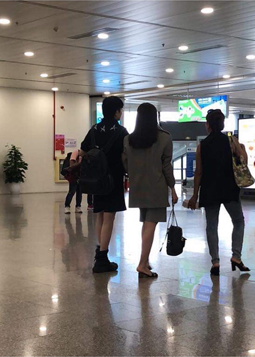 Một người được cho là ngồi cùng chuyến bay với Hoàng Thùy Linh và Gil Lê cho biết, cặp đôi tin đồn có những cử chỉ thân thiết như tựa vai, nắm tay. Ảnh: Zing