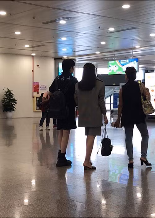 Một người được cho là ngồi cùng chuyến bay với Hoàng Thùy Linh và Gil Lê cho biết, cặp đôi tin đồn có những cử chỉ thân thiết như tựa vai, nắm tay. Ảnh: Zing