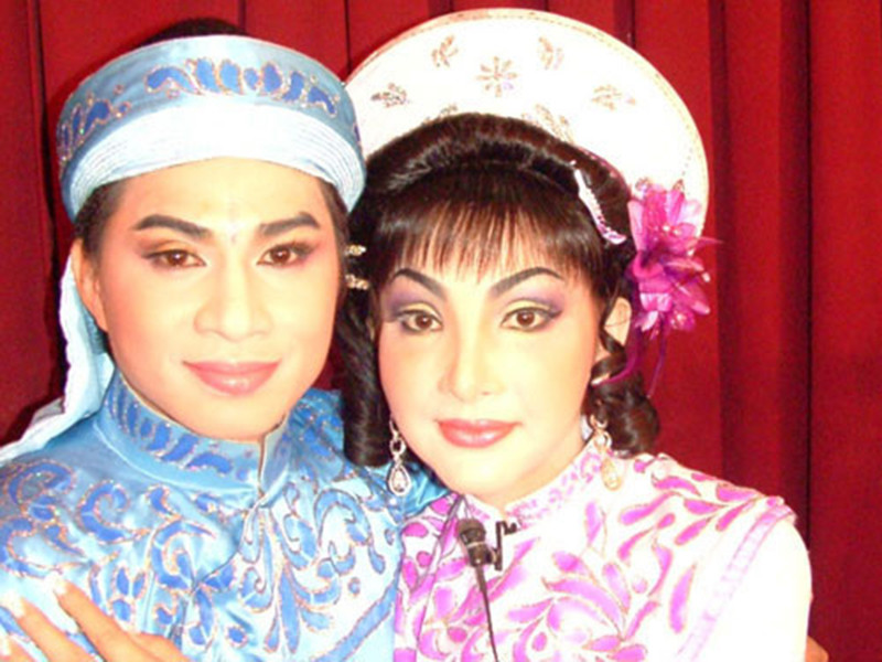 Theo Tiền Phong, Chinh Nhân bị mẹ đưa đi Mỹ. Khi Cát Tuyền qua Mỹ tìm chồng, bà lại đưa anh về Việt Nam. Cuối cùng, Cát Tuyền quyết định chia tay Chinh Nhân. Ảnh: Ngôi sao