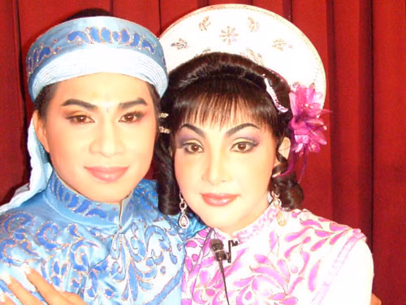 Theo Tiền Phong, Chinh Nhân bị mẹ đưa đi Mỹ. Khi Cát Tuyền qua Mỹ tìm chồng, bà lại đưa anh về Việt Nam. Cuối cùng, Cát Tuyền quyết định chia tay Chinh Nhân. Ảnh: Ngôi sao