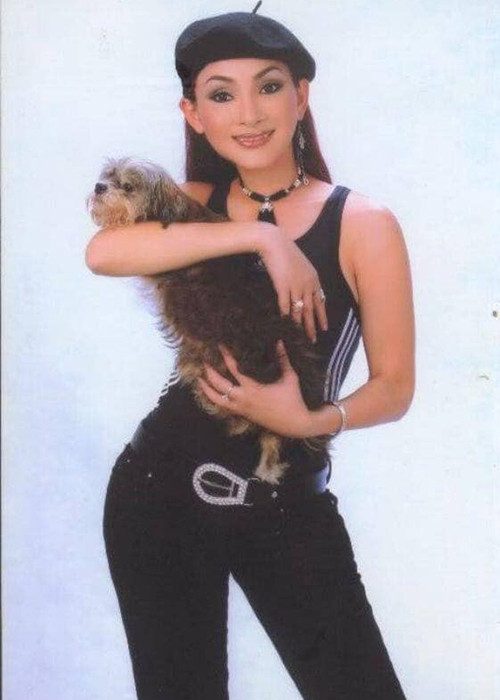 Sau cuộc tình đầu tiên đổ vỡ, Cát Tuyền sang Thái Lan để được làm con gái. Đến nay, cô được xem là nữ ca sĩ chuyển giới đầu tiên ở Việt Nam.