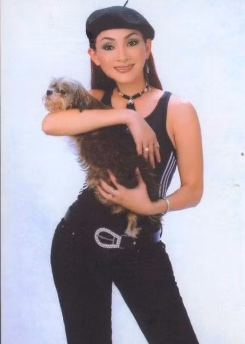 Sau cuộc tình đầu tiên đổ vỡ, Cát Tuyền sang Thái Lan để được làm con gái. Đến nay, cô được xem là nữ ca sĩ chuyển giới đầu tiên ở Việt Nam.