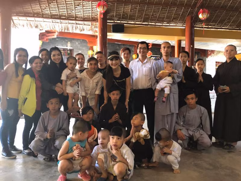 Mỗi năm, Cát Tuyền đều về nước tổ chức chương trình văn nghệ từ thiện và trao tận tay những món quà của bà con kiều bào tại Mỹ đến những mảnh đời bất hạnh. Ảnh: Người lao động