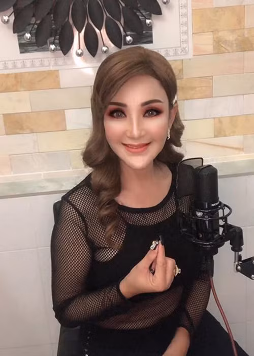 Nữ ca sĩ chuyển giới đầu tiên ở Việt Nam hiện khá kiệm lời về chuyện tình cảm.