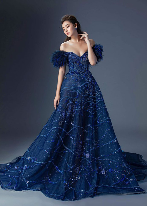 Trong bộ đầm dạ hội xanh đính cườm trễ vai, Tường San khéo khoe vòng một gợi cảm.