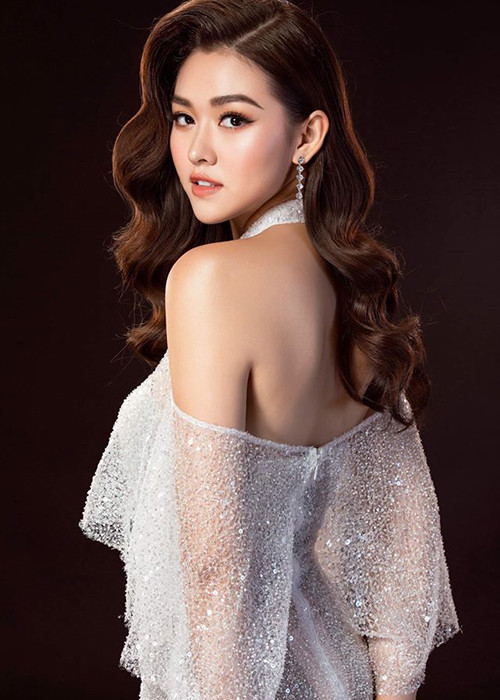 Diện mẫu đầm dạ hội trắng, Tường San khoe trọn vóc dáng gợi cảm.