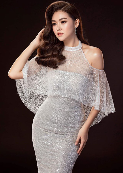 Số đông người hâm mộ khuyên Tường San nên chọn mẫu đầm trắng giúp cô tỏa sáng hơn trên sân khấu.